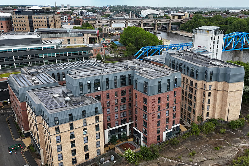 Elewacja wykonana z paneli cynkowych Vieo na rąbek stojący przez polskich dekarzy, zainstalowana przez KingCraft Dekarstwo i Elewacje, Leeds, Yorkshire.