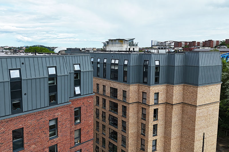 Elewacja cynkowa z metali szlachetnych - system Vieo na rąbek stojący, polska firma dekarska w UK - KingCraft Dekarstwo i Elewacje, Leeds, Yorkshire.