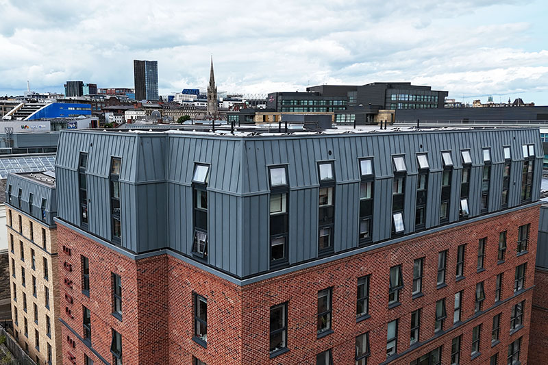 System z metali szlachetnych Vieo z blachy cynkowej zainstalowany przez KingCraft Dekarstwo i Elewacje, Leeds, Yorkshire. Cynkowa elewacja na rąbek stojący.