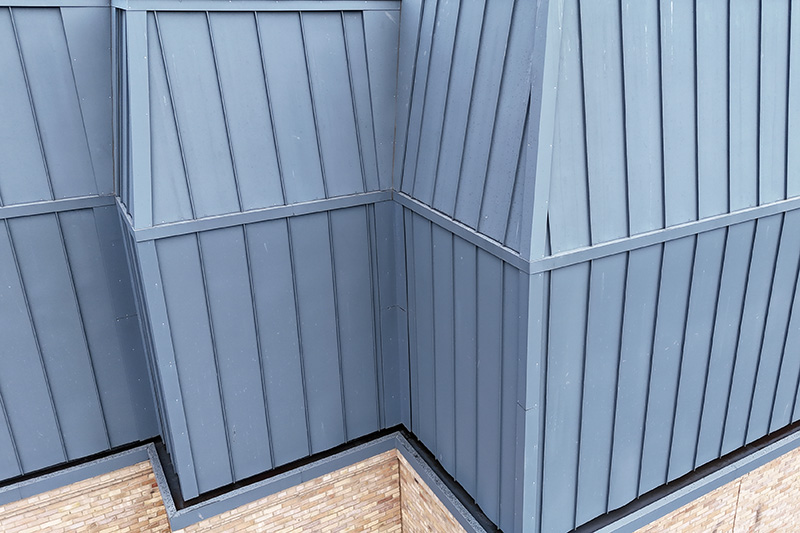 Elewacja metalowa z cynku, płyty na rąbek stojący z metali szlachetnych instaluje polska firma dekarska w UK- KingCraft Dekarstwo i Elewacje, Leeds, Yorkshire.