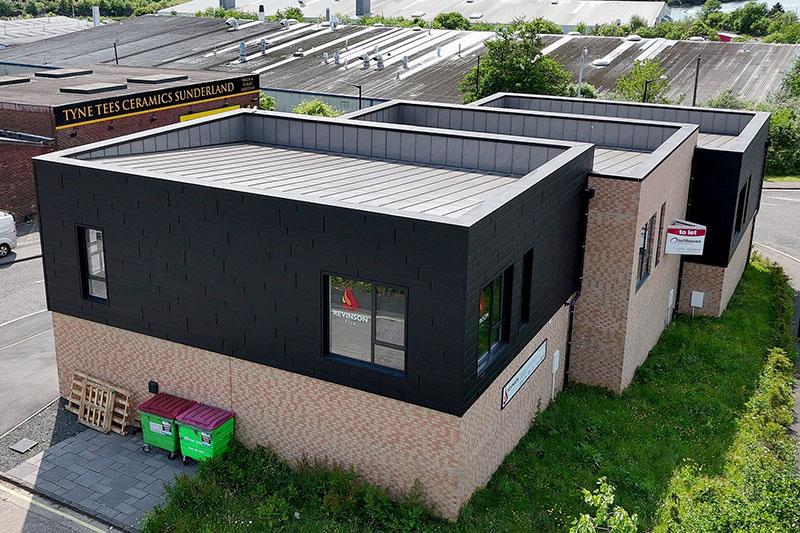 Elewacja aluminiowa z metali szlachetnych Prefa Siding X, polska firma dekarska KingCraft - dekarstwo i elewacje, Leeds, Yorkshire.