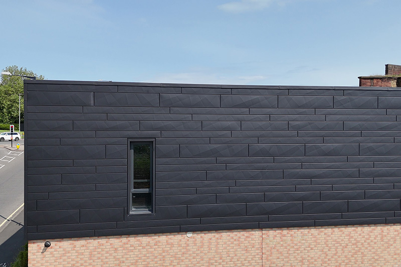 Aluminiowe panele Prefa Siding X zainstalowane przez polską firmę dekarską w UK - KingCraft Dekarstwo i Elewacje, Leeds, Yorkshire, Lancashire.