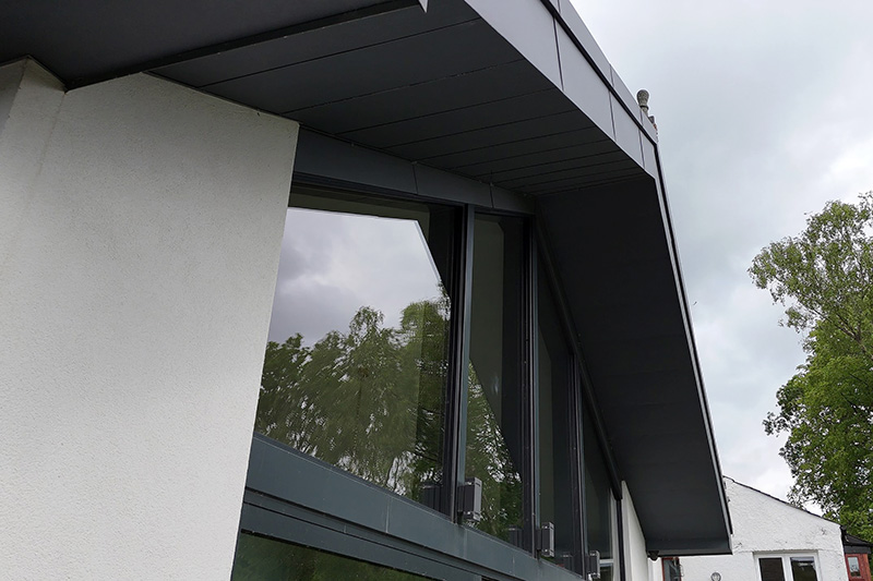 Dach łupkowy i poszycie elewacji z blachy aluminiowej Prefa na rąbek stojący zainstalowana przez KingCraft - firma Dekarstwo i Elewacje Leeds, Yorkshire.