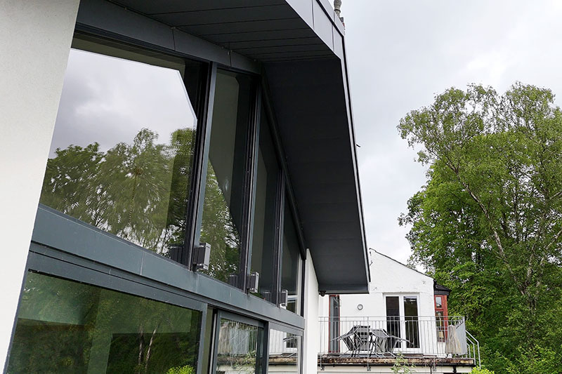 Elewacja z blachy cynkowej Prefa na rąbek stojący zainstalowana na dachu łupkowym przez firmę KingCraft Dekarstwo i Elewacje Leeds, Yorkshire.