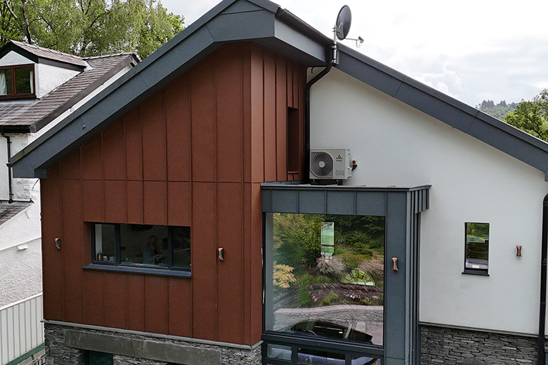 Budynek z dachówką łupkową, elewacje z aluminiowych paneli Prefa na rąbek stojący zainstalowane przez KingCraft Dekarstwo i Elewacje, Leeds, Yorkshire.