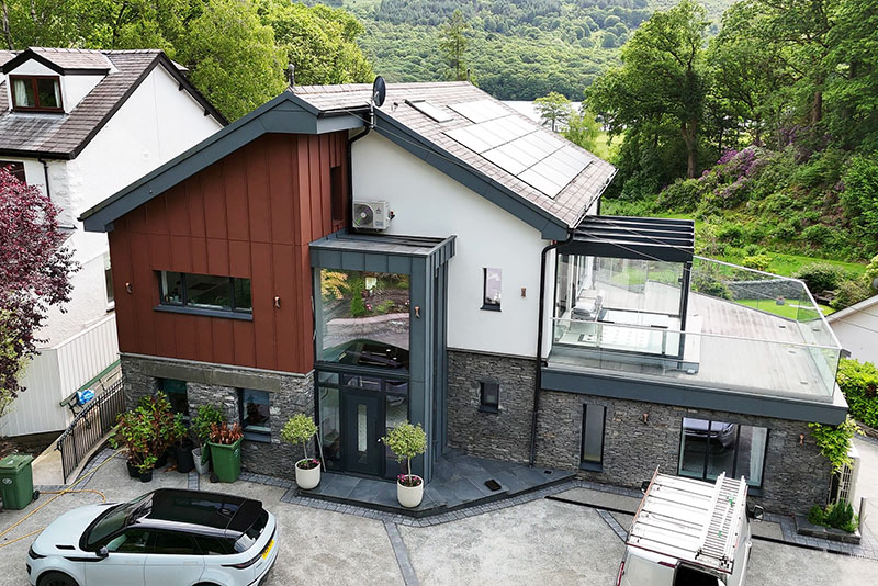 Elewacja aluminiowa Prefa na rąbek stojący wykonana przez polskich ekspertów dekarzy z KingCraft - Dekarstwo i Elewacje z Leeds i całego Yorkshire.