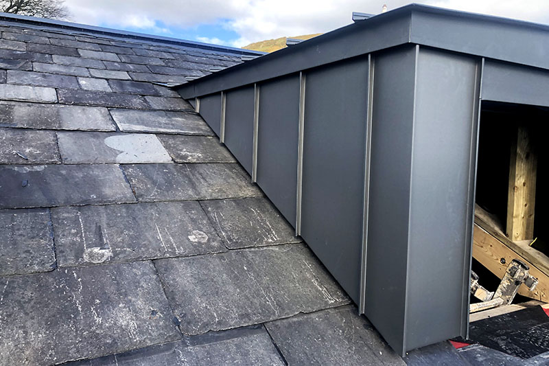 Blacha cynkowa z metali szlachetnych na rąbek stojący i dachówką łupkową zainstalowana przez KingCraft - Dekarstwo i Elewacje, Leeds, Yorkshire i Humber.