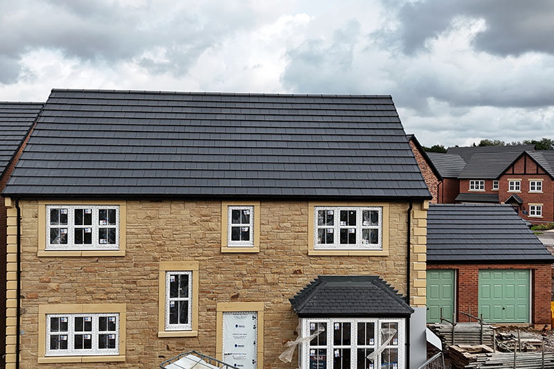 Dachówki betonowe Redland na dachu dwuspadowym, naprawy dachów w mojej okolicy przez KingCraft - Dekarstwo i Elewacje Leeds, Yorkshire i Humber.